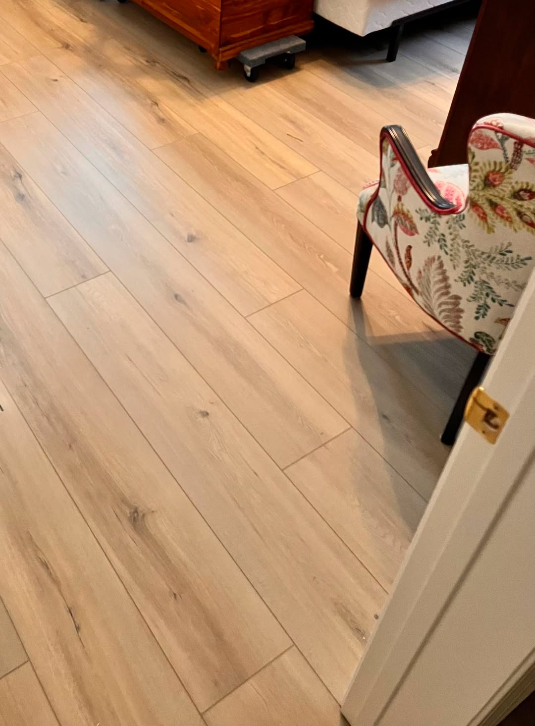 Audacity Symphony XL flooring in the color Elton, in a bedroom.