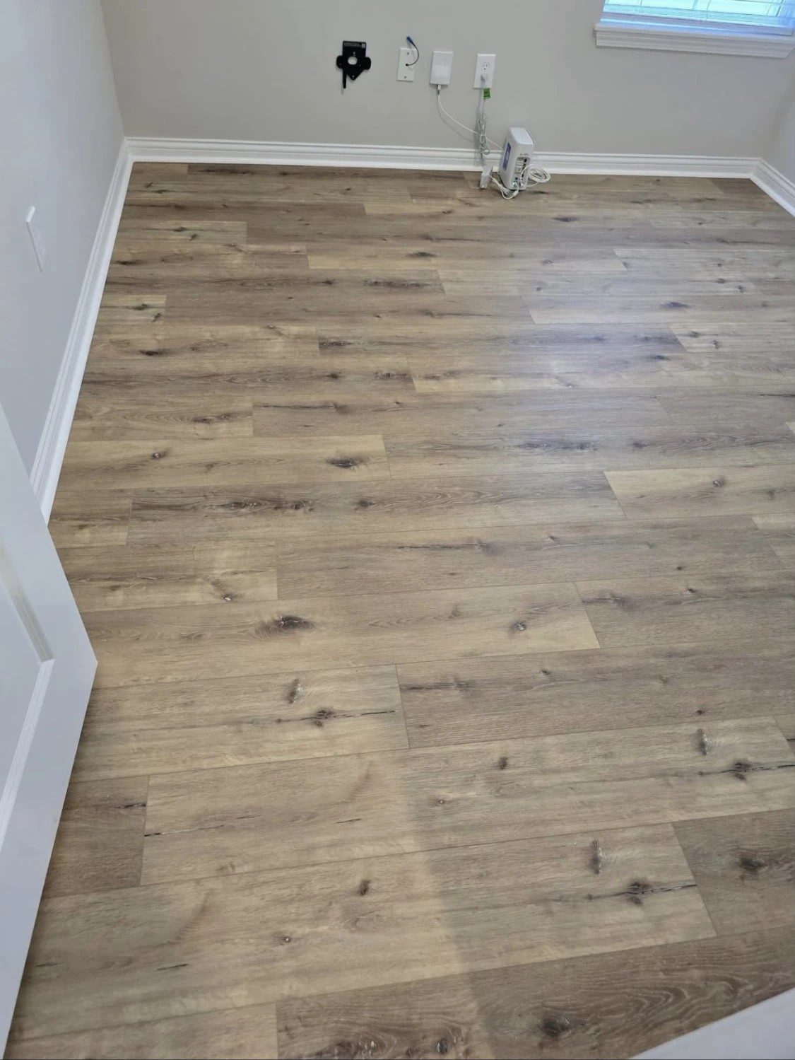 AeroCore flooring in the color Illusion Oak, in a bedroom.