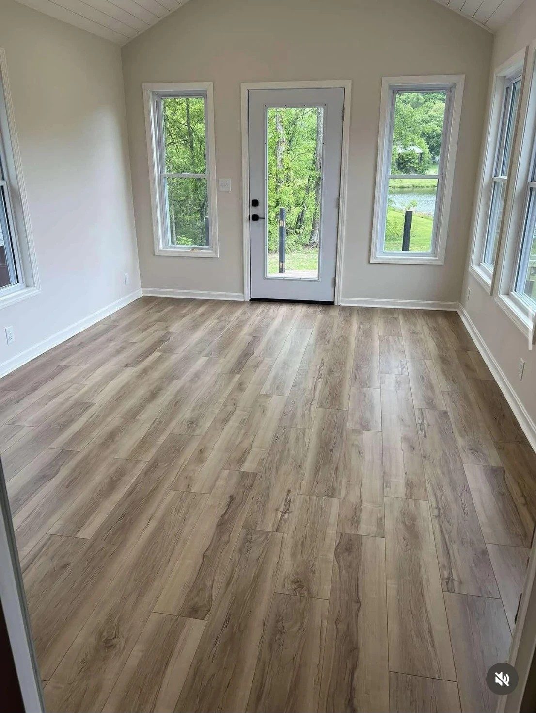 True Touch Evolve flooring in the color Evergreen Elegance, in a bright sunroom.